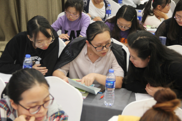 怀孕女教师坚持在校上课，反而遭校长点名批评，原因引人深思