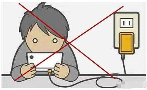 手机电边玩边充，电量消耗是来自电池还是充电器呢？说出来别信。