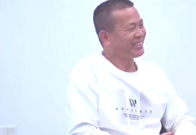 全红婵老爸领50万豪车一幕曝光！竖大拇指笑了，网友：快点考驾照