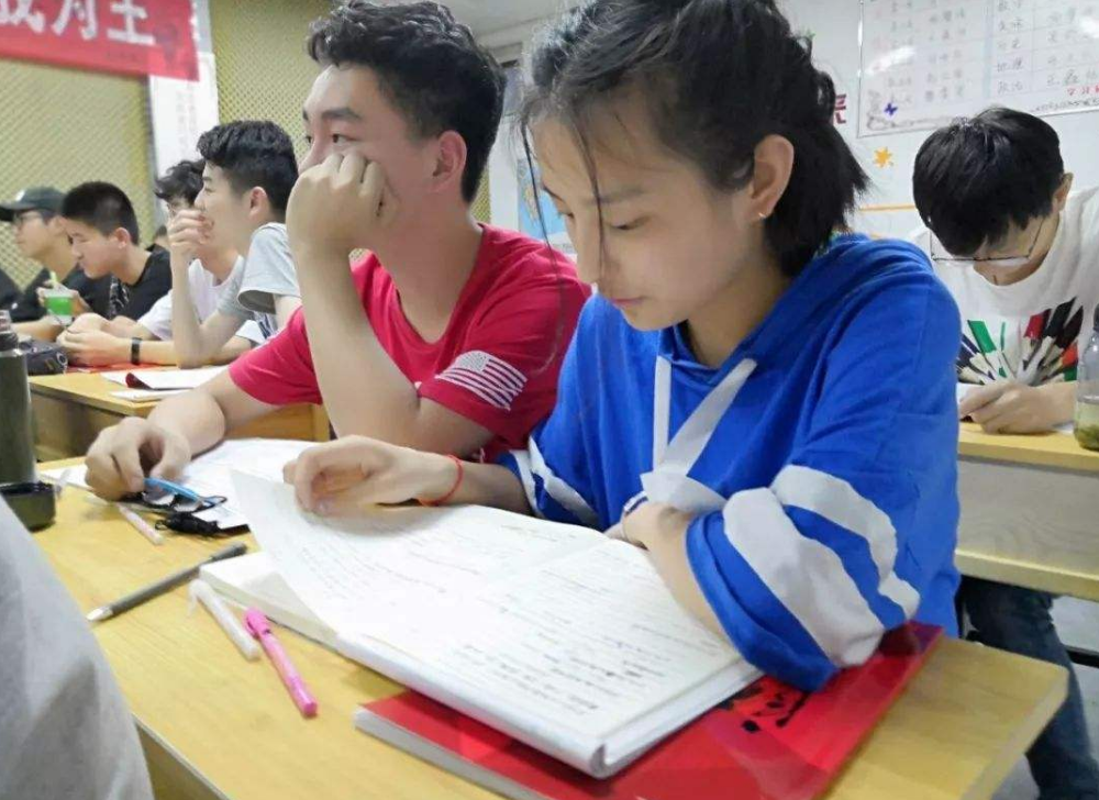 高中限制复读已成定局，高考失利考生又该何去何从？多地做出回应