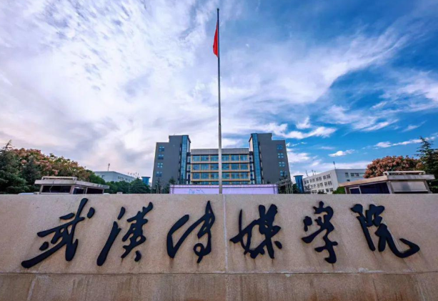 新学期迎来“坏消息”，武汉各大高校现“天价学费”，学生很无奈