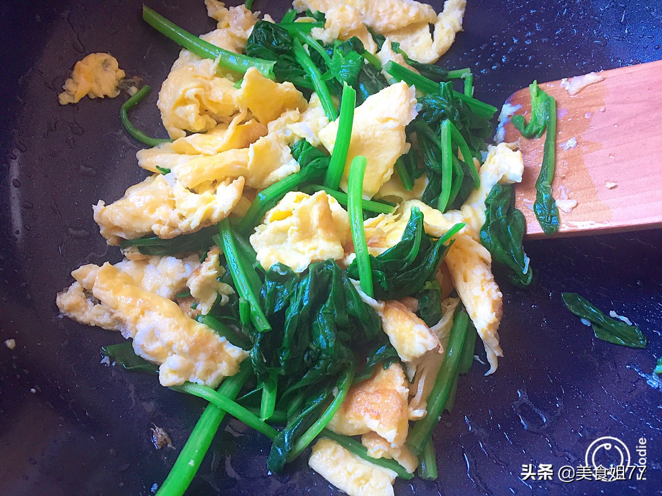 菠菜炒鸡蛋，想要好吃不涩嘴，最关键步骤不能省，这个方法确实赞