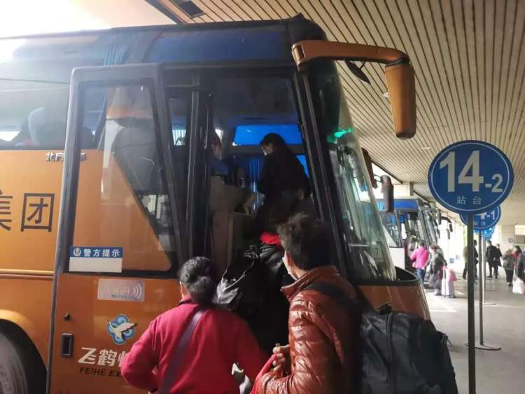 清明小长假运输的首日，铁路公路出行情况如何？
