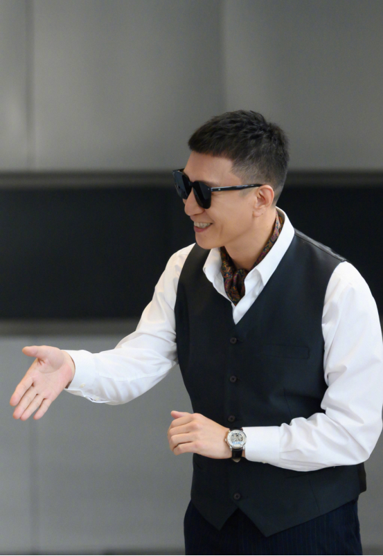 孙红雷《扫黑风暴》开播,剧中凶狠生活里挺"软萌",穿搭接地气