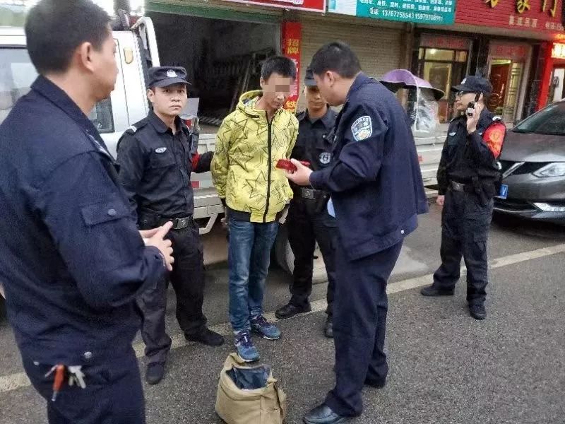 男子受雇在定南县城发招嫖卡片被抓，其实这是电信诈骗的开始