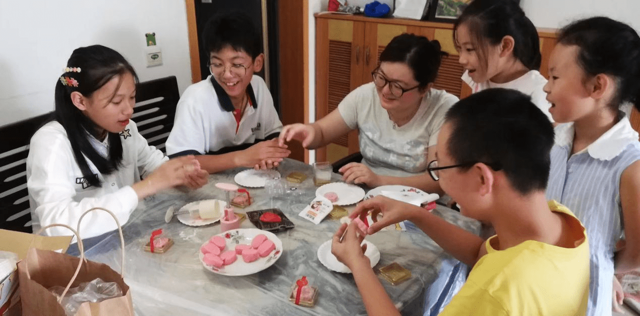 无法获得教师资格的截瘫女硕士：用轮椅支撑上身写面试板书