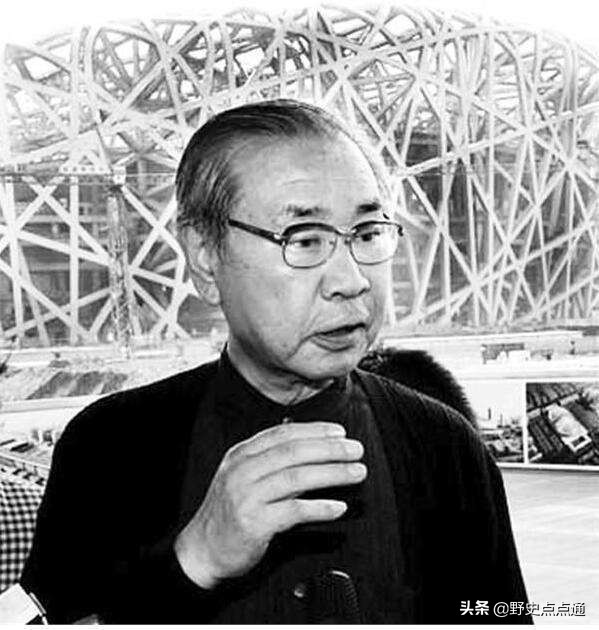 17年去世，喜欢穿中山装，他是日本首相，自称是秦朝徐福的后人