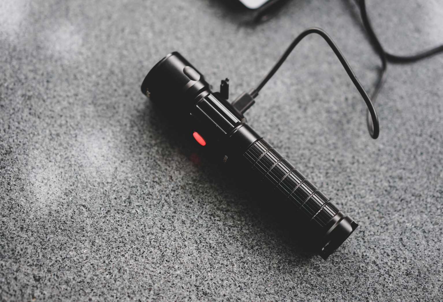 個頭大、亮度夠、續航長，還能變身充電寶！XTAR R30手電筒體驗
