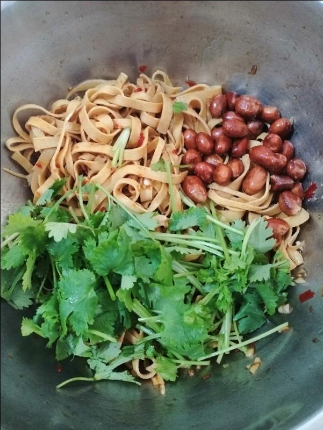 凉拌干丝的家常做法（凉拌干丝的做法窍门）