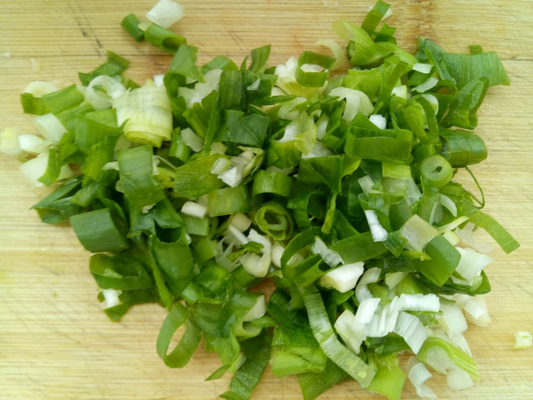 凉了也不硬的葱花饼做法，酥脆可口，葱香味浓郁，大人孩子都爱吃