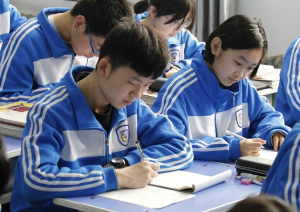 中学篮球比赛多少分算高(初中生标准身高表出炉,男生女生各有不同,来