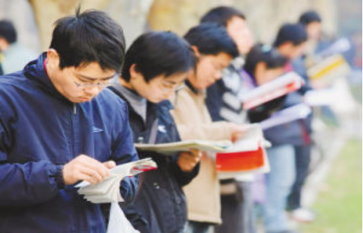 南大一博士生被学校开除学籍，父母不满大闹学校，最终被事实打脸