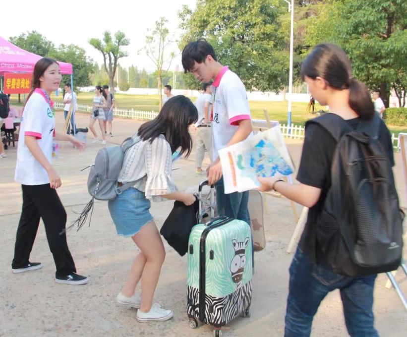 今年高考本科投档线出炉，2所985和1所211大学分数线是521和418分