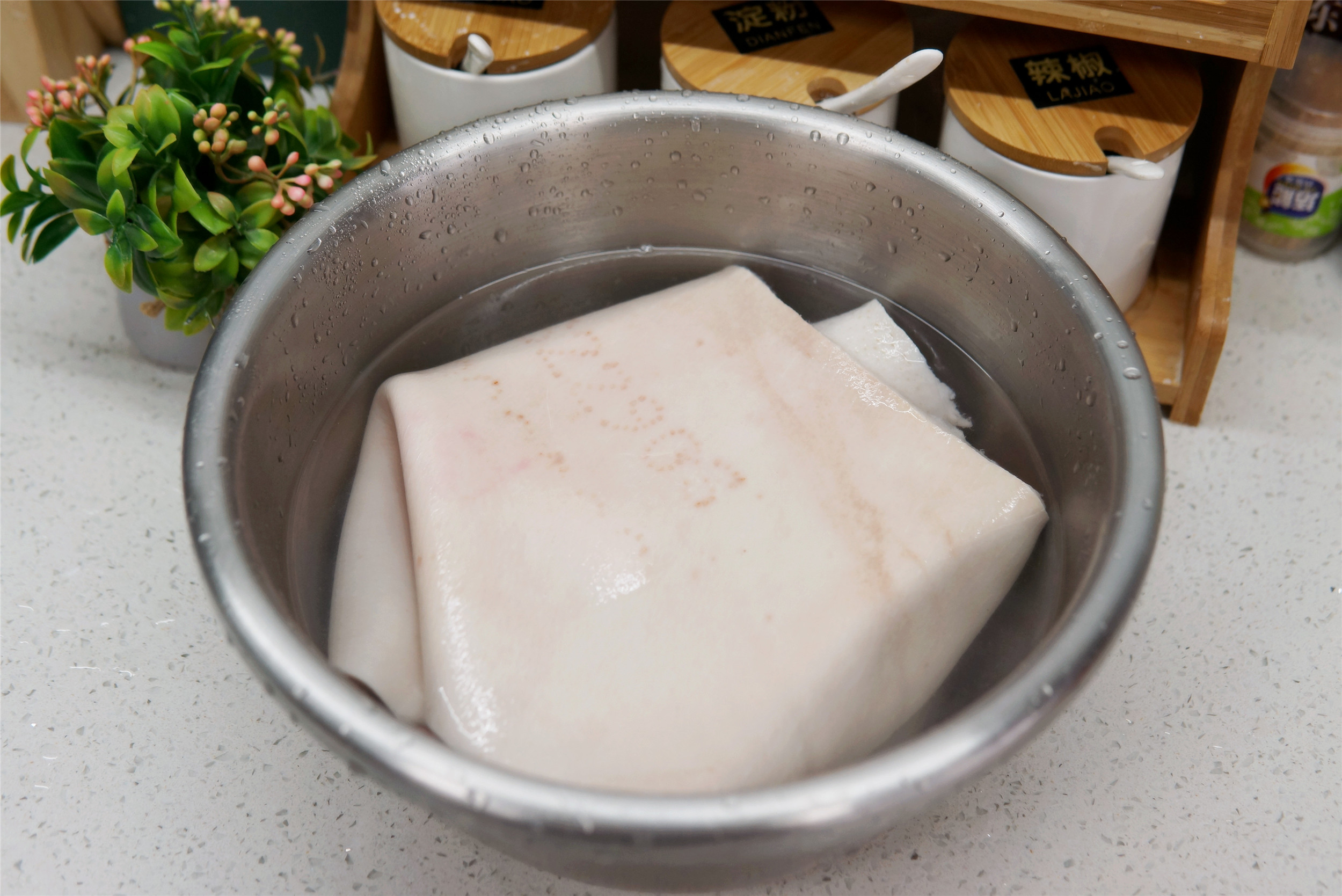 做猪皮冻，记住“1揉1刮2泡”，皮冻透亮弹牙，味道正成功率高