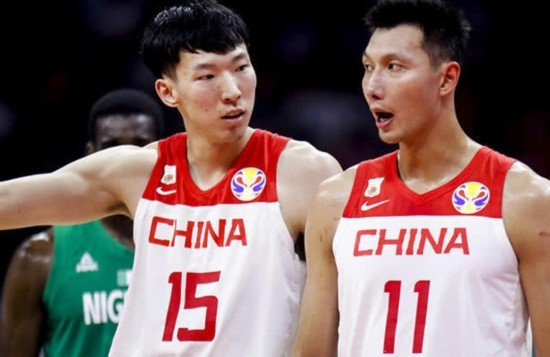 周琦这么菜为什么能打nba(周琦为何会吃鸡蛋灌饼？被球迷质疑不职业，他在直播中首度回应)