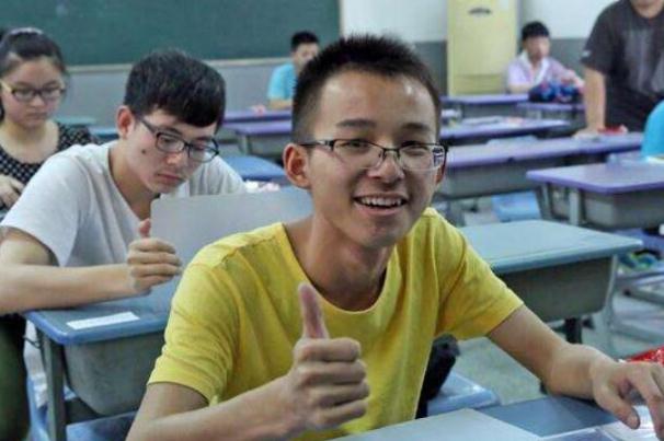 监考老师很忌讳这样的行为，很可能被认定为作弊，高考生需注意