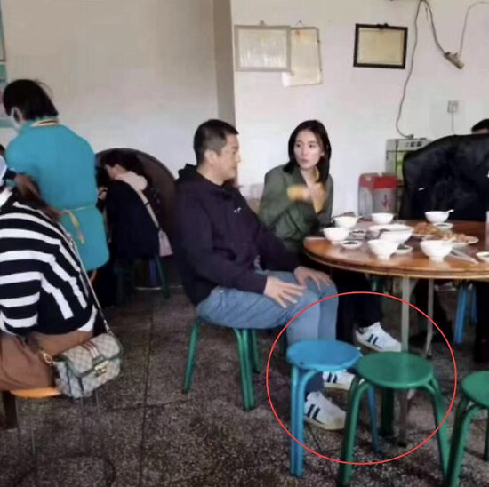 李亚鹏与新女友，穿情侣鞋同框28天后，前女友与老公官宣离婚