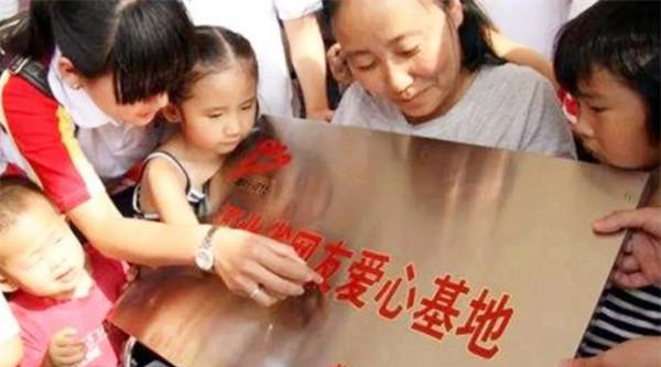 收养118名孤儿，她做了件让全中国人感动的事，背地里却是恶魔