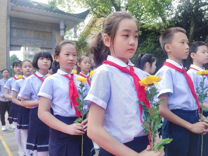 泡桐树小学都江堰校区参加都江堰市公祭活动(图4)