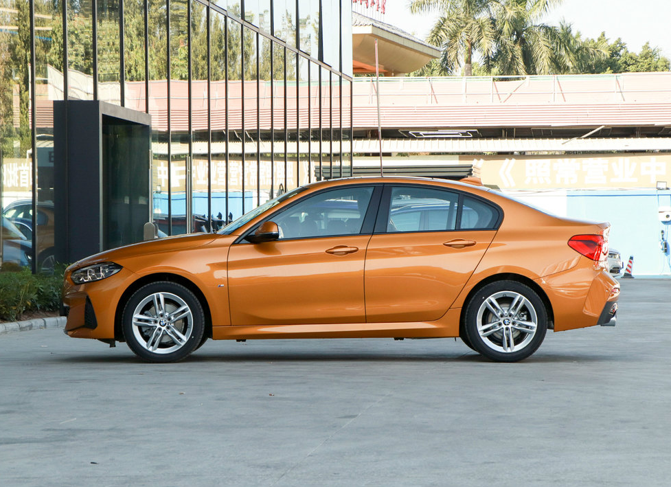 价格上,也有一定的优惠幅度,特别是宝马新车120i,原价20万,现价只需要