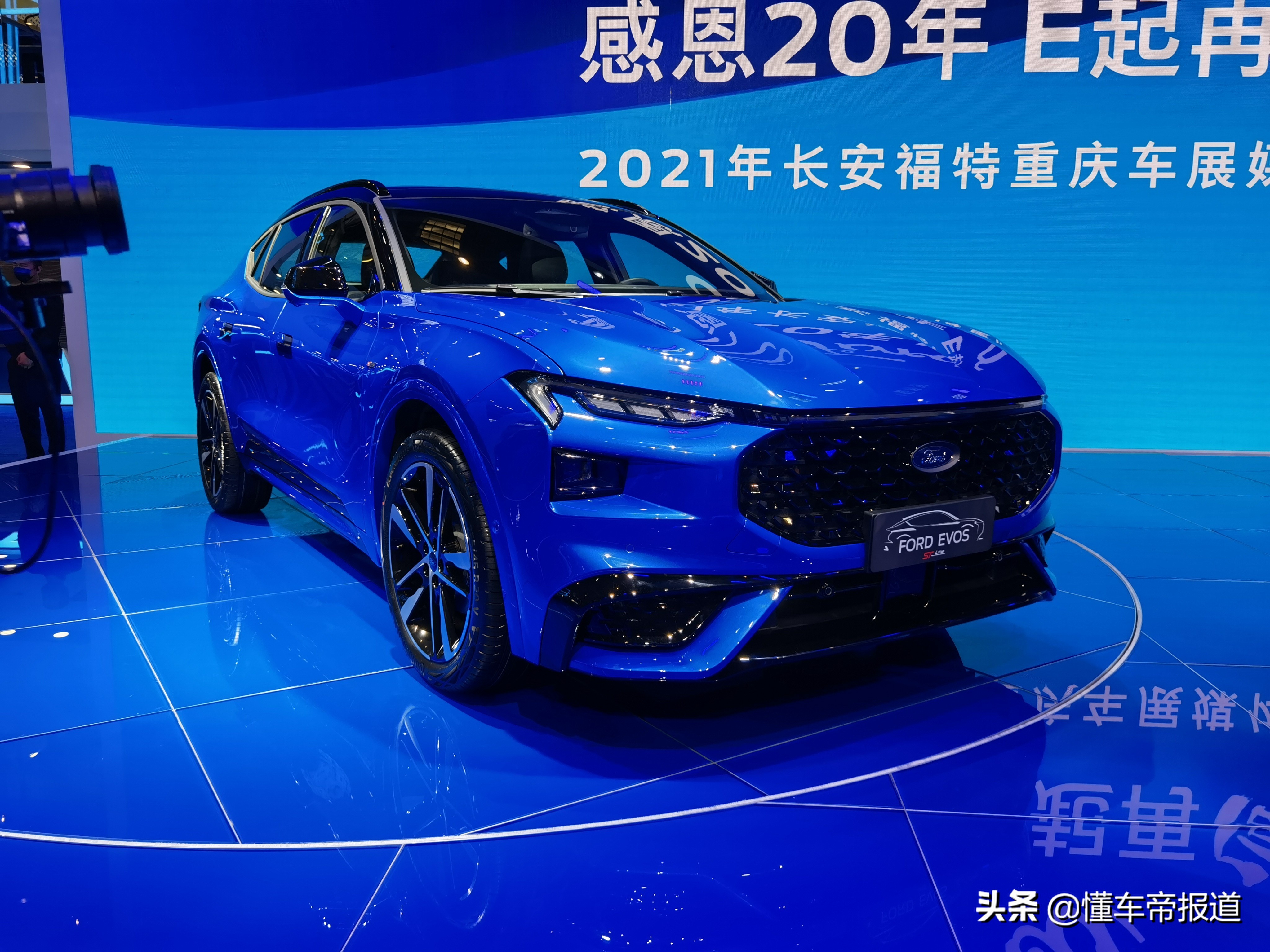 新车 </p><p>　　 回头率比肩跑车，内饰配“米级”大屏！福特EVOS开启盲订