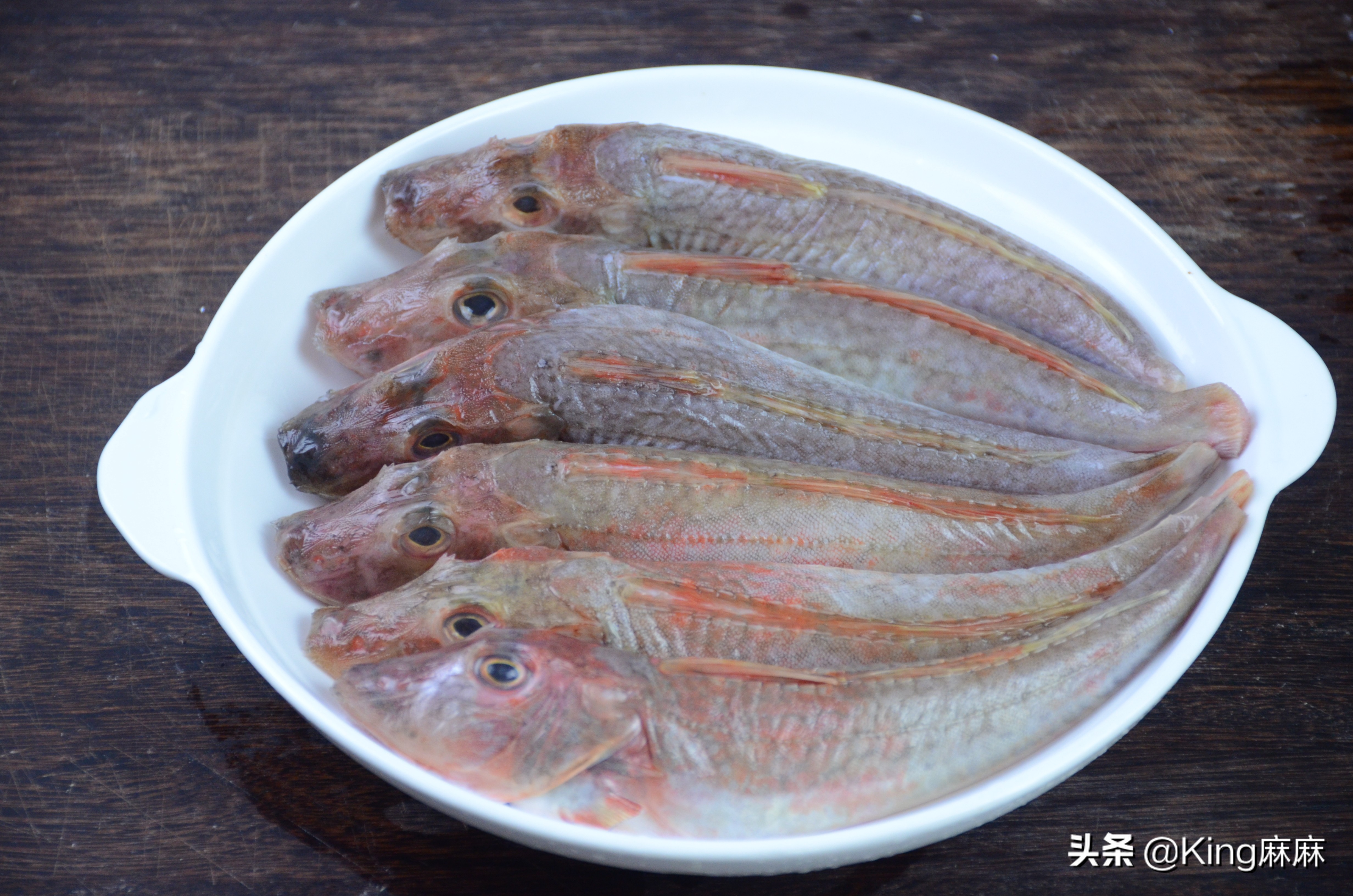 第一步:把红鞋鱼去除鱼鳃和内脏,剪去鱼鳍和尾稍,清洗干净,用厨房纸