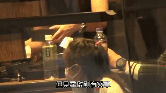 霍启刚抱四岁女儿买珠宝为晶晶庆生，两父女逛超市选购蛋糕白酒