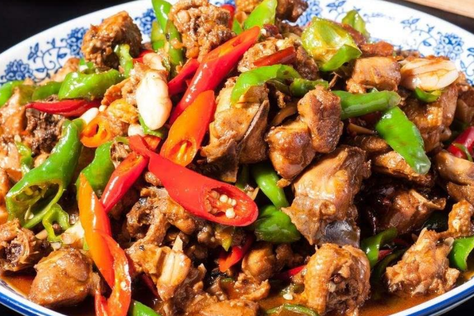 炒鸡肉怎么炒才好吃？掌握这几个关键技巧让你做出美味嫩滑的炒鸡块