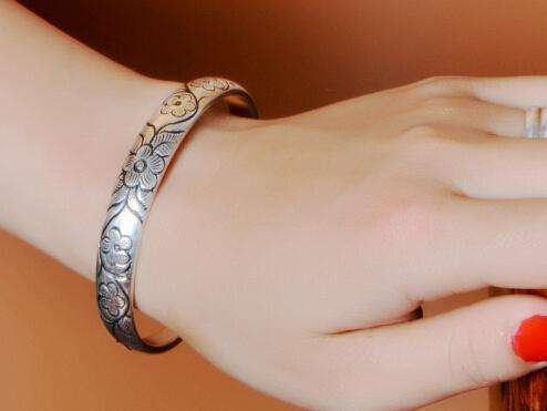 日常生活中,有可能有不少的人都听说过戴银饰的传言,此说法是人要戴