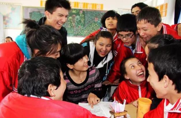 这位杭州大学的男老师红了，只因神似任嘉伦，每天被学生围观