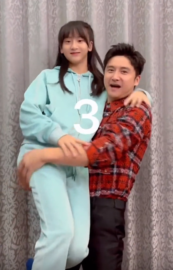 幸福！田亮重现8年前与女儿温情瞬间，单手抱13岁森碟直呼费劲