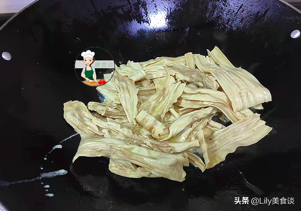 冬天，五花肉和它是绝配，泡软一煎一焖，简单又营养，多给孩子吃