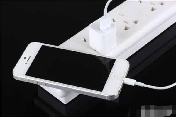 手机电边玩边充，电量消耗是来自电池还是充电器呢？说出来别信。