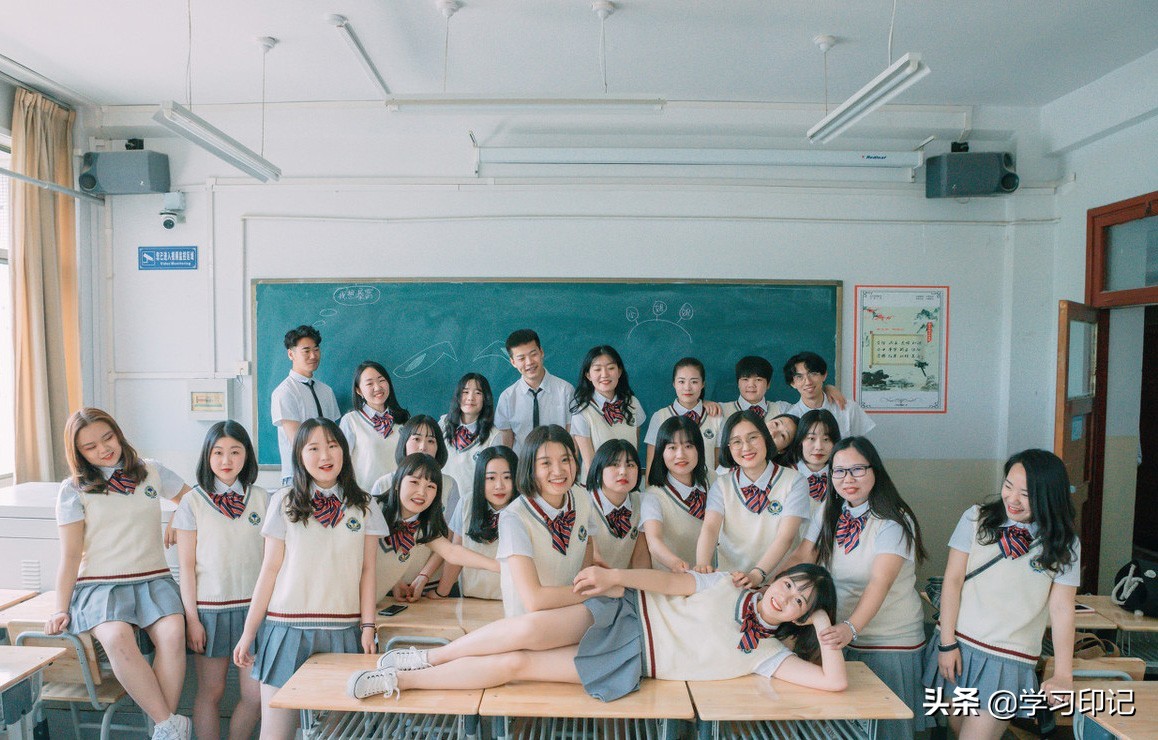 大一新生开学后举办新生班会，为留下好印象，应该如何自我介绍？