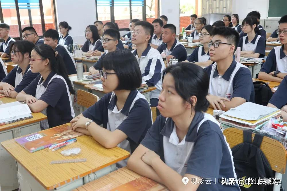 开学啦！现场多图预警：妈趴窗，爹爬墙，脸贴地！场面过于欢乐