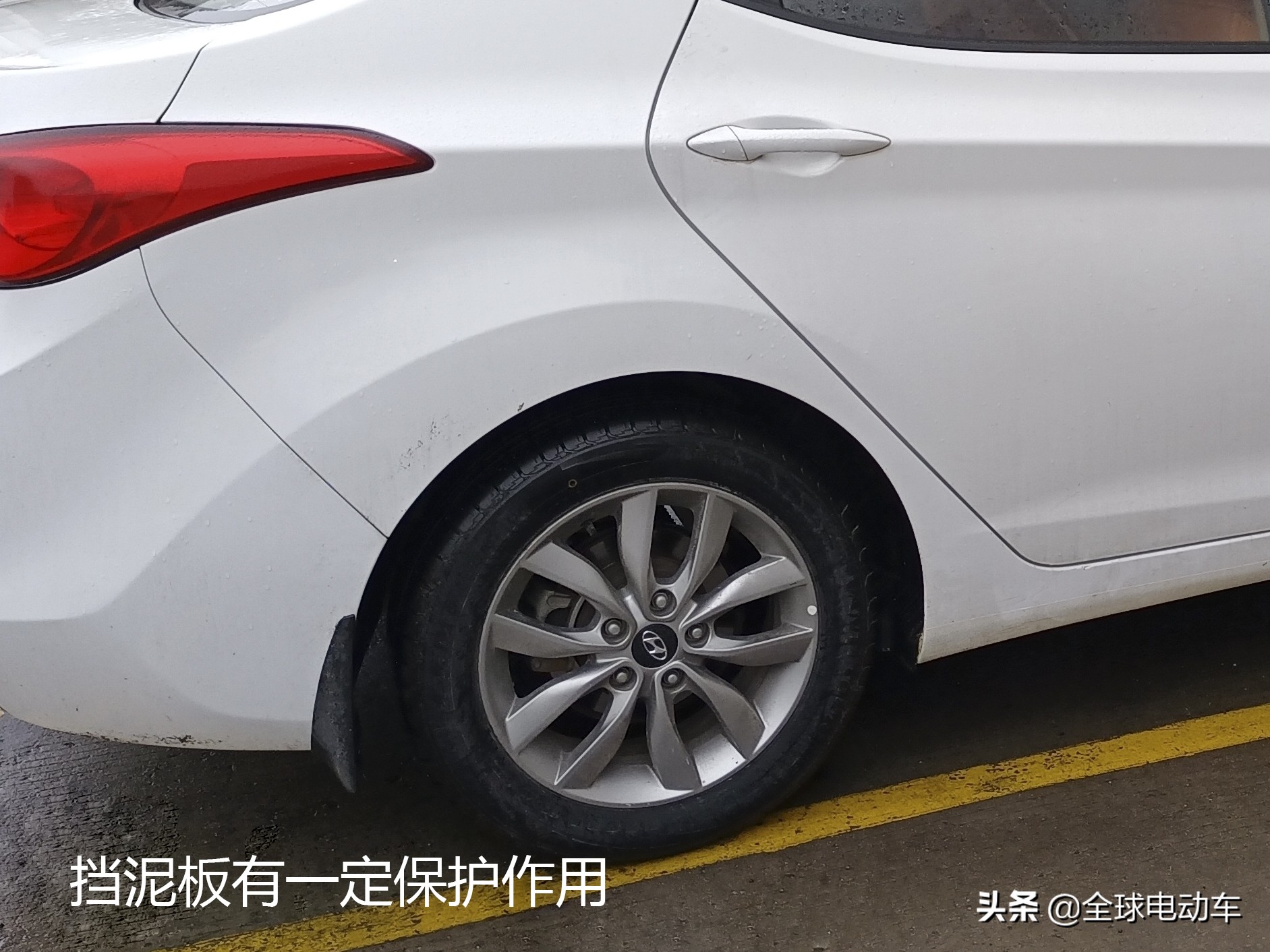 新车为何不装挡泥板？揭秘裙边凹坑修复与设计考量