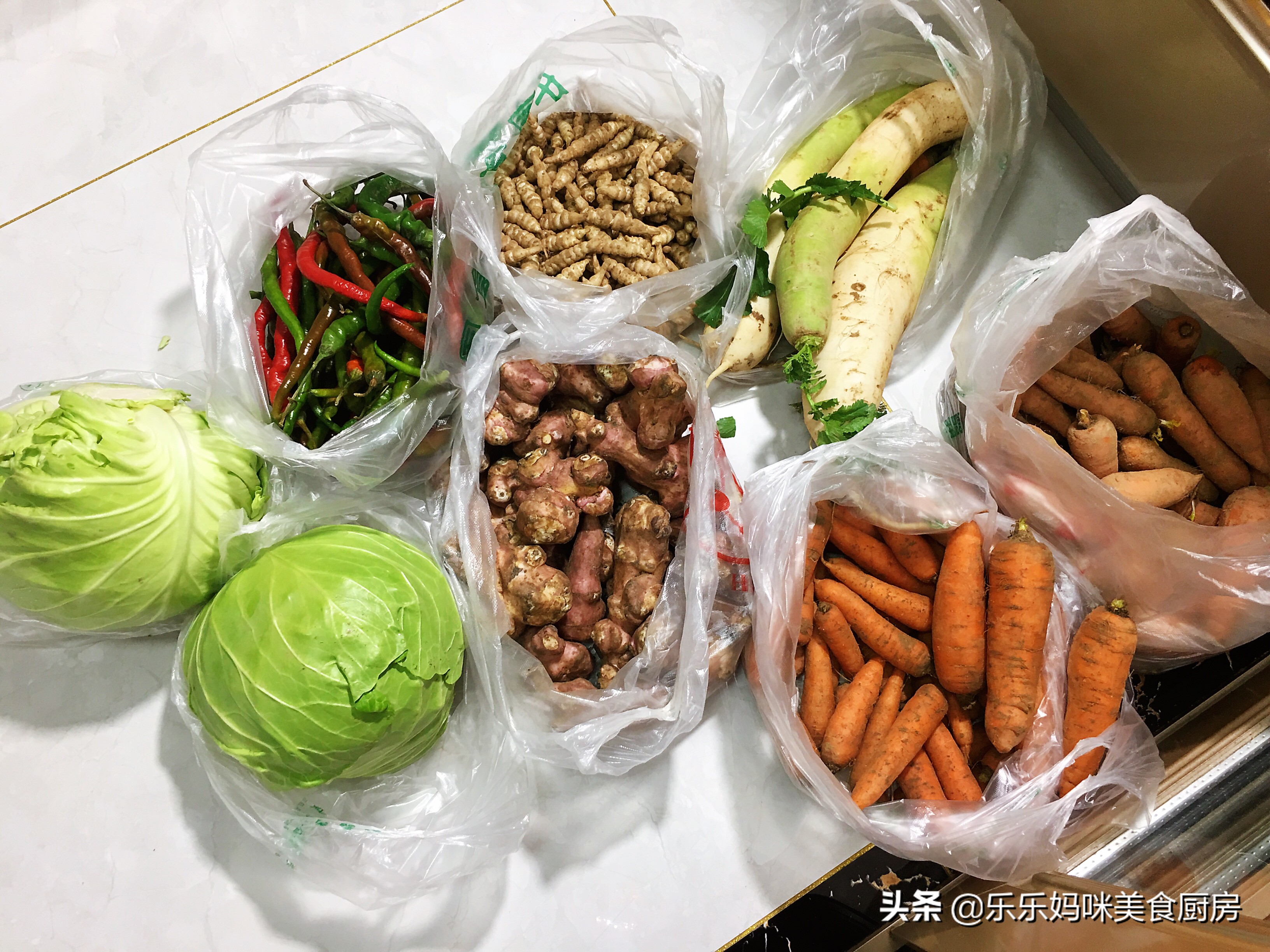 每年秋季，妈妈都用这方法腌咸菜，7种食材腌1瓮，够吃一冬
