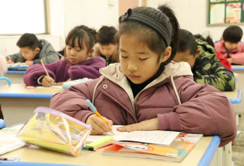 中小学生迎来“好消息”，假期托管即将展开，家长可以放心了