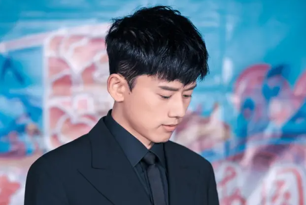 张杰被聘为上海大学老师，却被网友质疑学历太低，学校给出回应