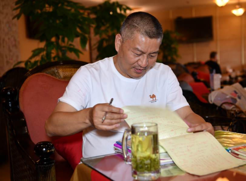 54岁高考钉子户梁实，今年第25次高考403分，称明年要转读文科