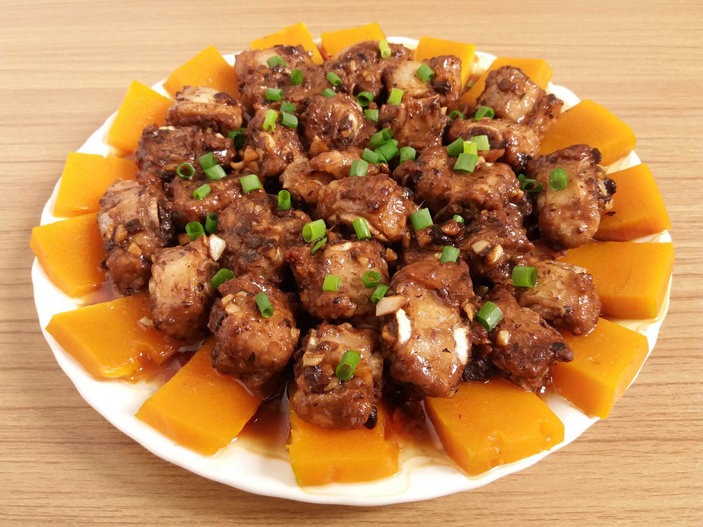 秋天应季美食,教你营养解馋的南瓜蒸排骨,美味过瘾超下饭,特香