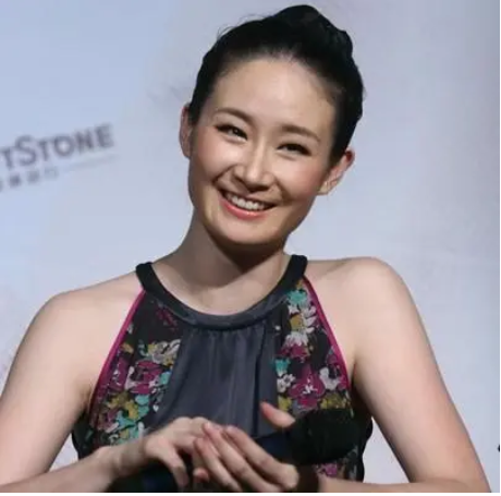 还记得王小蒙的扮演者王亚彬吗?离开赵本山后,她一样大杀四方