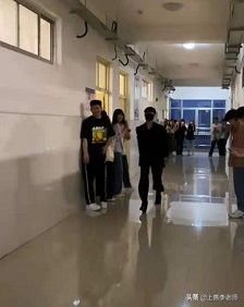 大学生“走道哥”逐渐走红，警醒年轻人，网友：这样走路容易挨揍