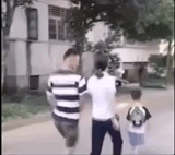 开学啦！现场多图预警：妈趴窗，爹爬墙，脸贴地！场面过于欢乐