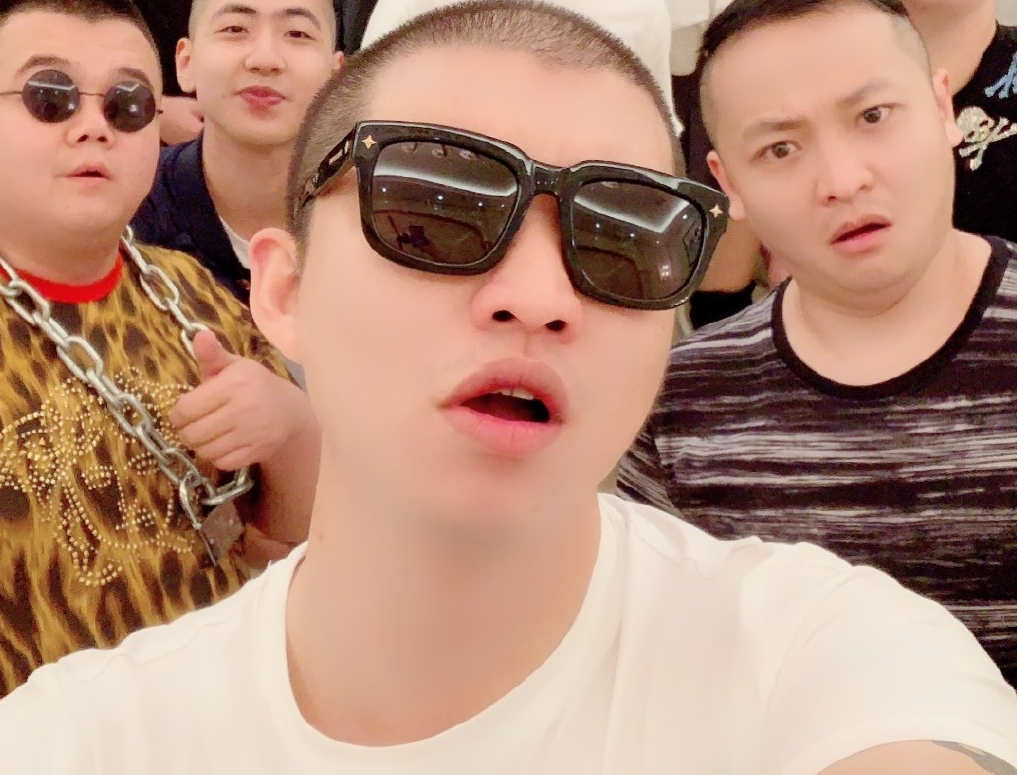 网红二驴夫妇连上热搜，手机官方发文为其澄清，网友：死不承认