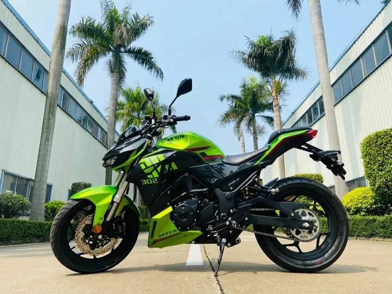 外观第一眼看上去,类似川崎z1000蟒蛇头的车头额外显眼,但和嘉爵n19不