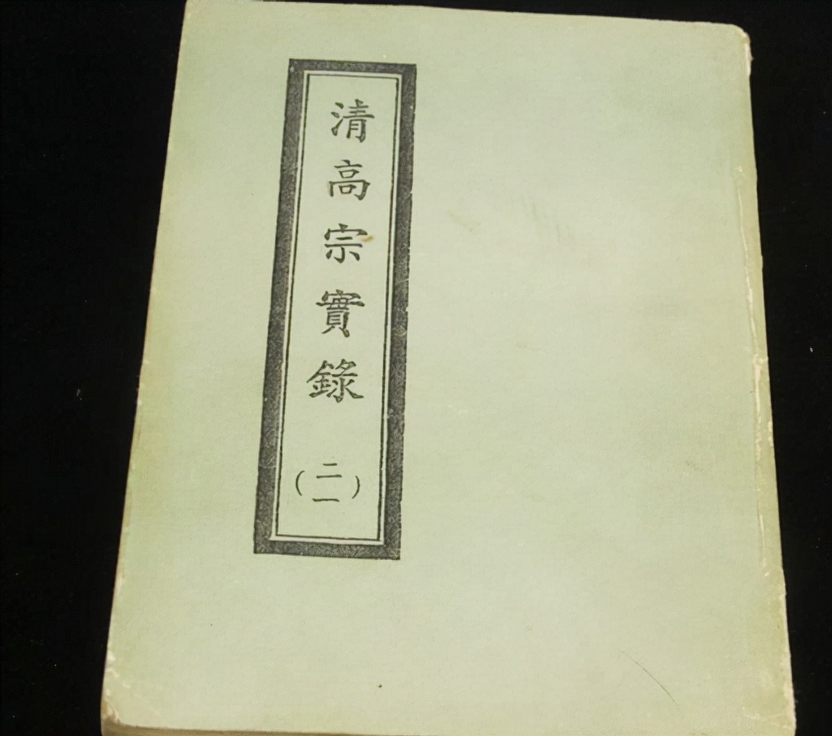 康熙初次与孙子乾隆见面时，惊讶到放下了手中的杯子，是真的吗？