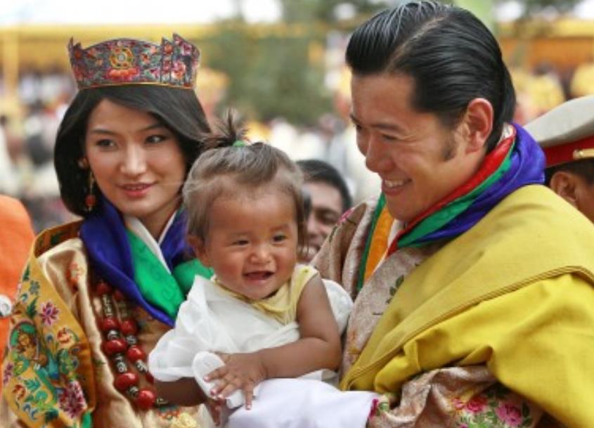 不丹王妃结婚10周年，生两个孩子持续爱情童话，未来王太后潜力十足