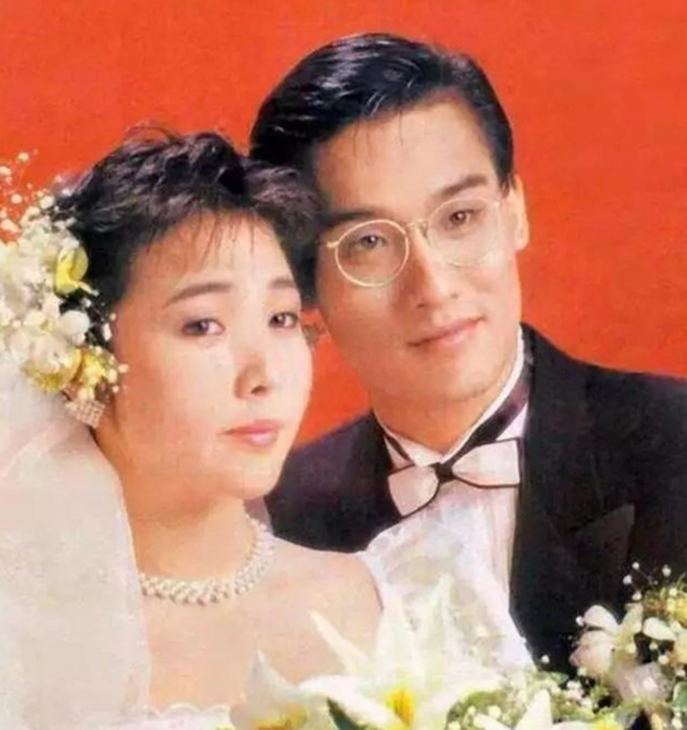 80年代婚纱照保守，90年代浓浓“影楼风”，你最钟意哪款婚纱照？