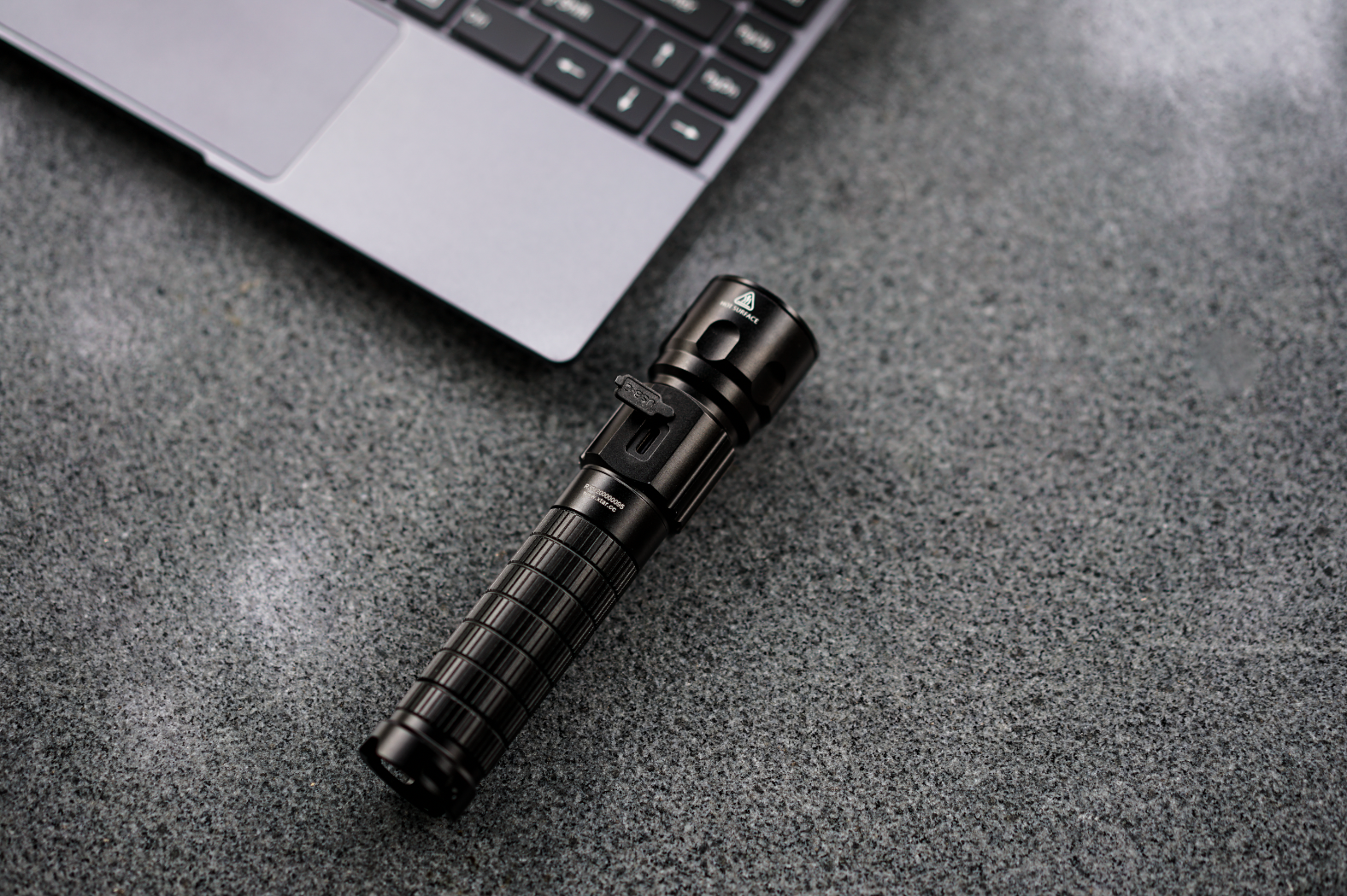 個頭大、亮度夠、續航長，還能變身充電寶！XTAR R30手電筒體驗